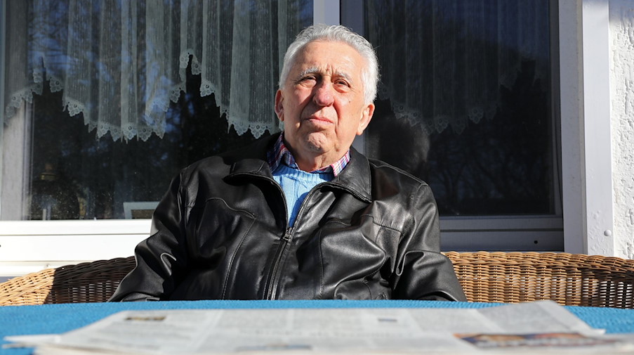 Egon Krenz sitzt auf der Terrasse seines Hauses. / Foto: Bernd Wüstneck/dpa-Zentralbild/dpa/Archivbild