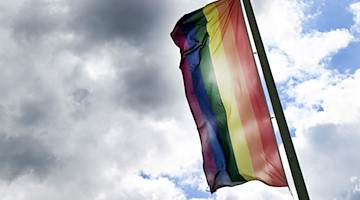 Eine Regenbogenflagge weht im Wind. / Foto: Federico Gambarini/dpa/Symbolbild