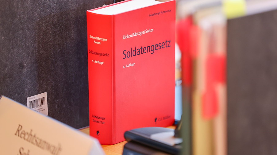 Eine Ausgabe vom «Soldatengesetz» steht vor einem Verhandlungsbeginn im Bundesverwaltungsgericht. / Foto: Jan Woitas/dpa/Archivbild