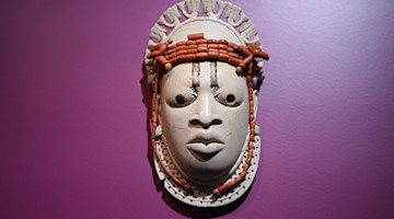 Ein Kunstobjekt aus Benin ist im Linden-Museum in Stuttgart ausgestellt. / Foto: Bernd Weißbrod/dpa/Archivbild