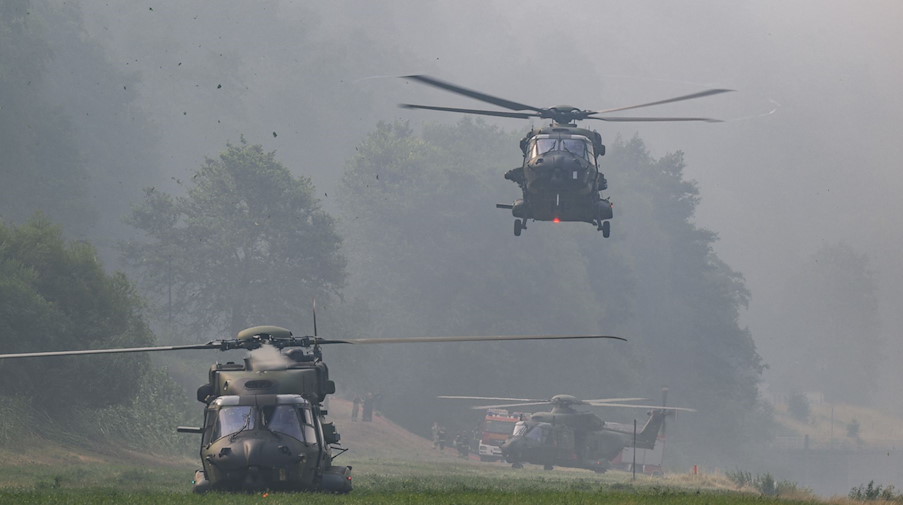 Hubschrauber der Bundeswehr landen am Elbufer um im Kampf gegen die Brände im Nationalpark Sächsische Schweiz mit Löscharbeiten zu helfen. / Foto: Robert Michael/dpa/Archivbild