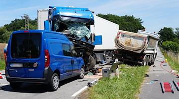 Bei einem Zusammenstoß von zwei Lastwagen und einem Auto bei Zittau im Landkreis Görlitz sind drei Menschen verletzt worden. / Foto: Niclas Bittrich/LausitzNews.de/dpa
