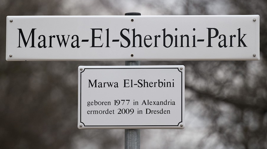 Das Schild für den Marwa-El-Sherbini-Park steht vor dem Landgericht. / Foto: Robert Michael/dpa-Zentralbild/dpa/Archivbild