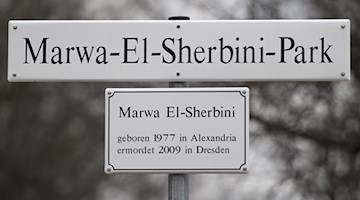 Das Schild für den Marwa-El-Sherbini-Park steht vor dem Landgericht. / Foto: Robert Michael/dpa-Zentralbild/dpa/Archivbild