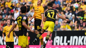 Dynamos Stefan Kutschke (l) gegen Dortmunds Antonios Papadopulos. / Foto: Robert Michael/dpa