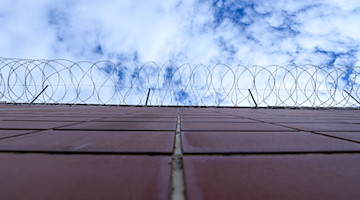 Ein Stacheldrahtzaun umzäunt das Gelände einer Justizvollzugsanstalt. / Foto: Silas Stein/dpa/Symbolbild