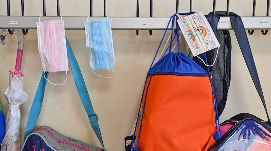 Medizinische Masken und Schultaschen hängen in einer Schulgarderobe. / Foto: Patrick Pleul/dpa-Zentralbild/ZB/Symbolbild