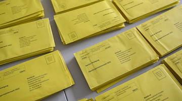Stimmzettelumschläge für die Briefwahl für die Oberbürgermeisterwahl liegen auf einem Tisch. / Foto: Robert Michael/dpa