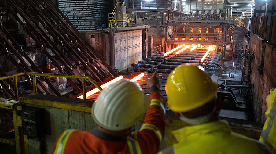 Stahlknüppel werden in einer Stranggussanlage der Elbe-Stahlwerke Feralpi geformt. / Foto: Sebastian Kahnert/dpa