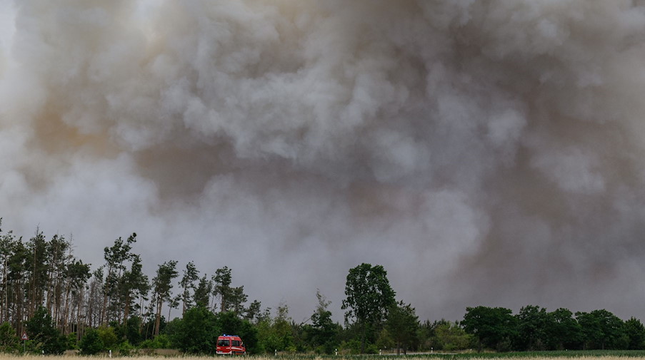 Rauch steigt aus einem Waldbrandgebiet in der Gohrischheide in den Himmel. / Foto: Robert Michael/dpa/Archivbild