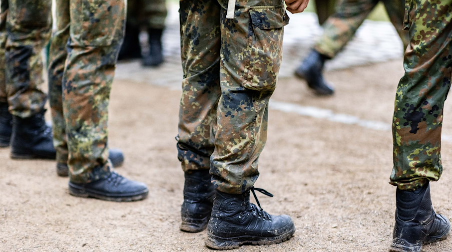 Bundeswehrsoldatinnen und -soldaten stehen in einer Reihe. / Foto: Marcel Kusch/dpa/Symbolbild