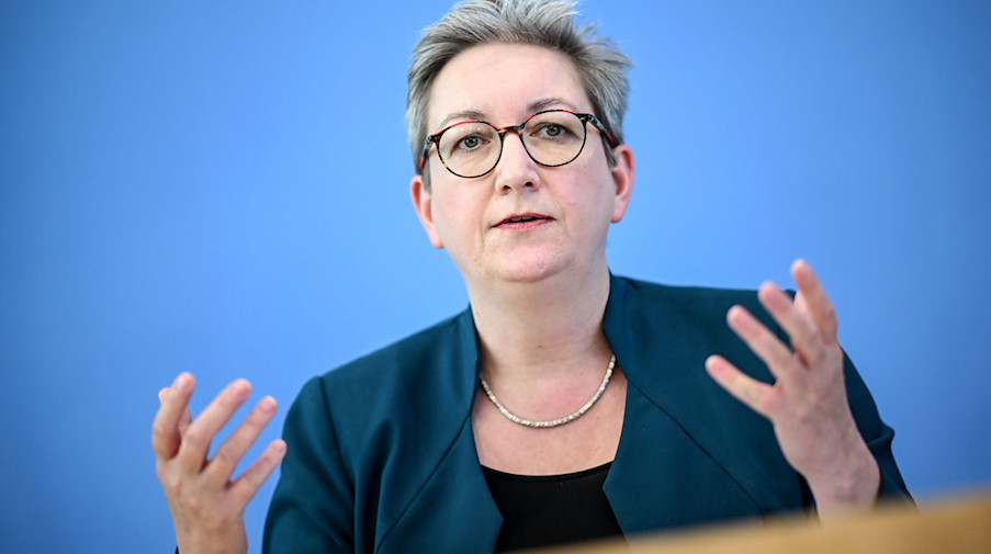 Klara Geywitz (SPD), Bundesministerin für Wohnen, Stadtentwicklung und Bauwesen, spricht. / Foto: Britta Pedersen/dpa