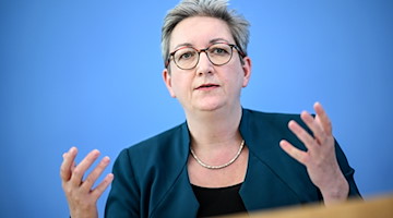 Klara Geywitz (SPD), Bundesministerin für Wohnen, Stadtentwicklung und Bauwesen, spricht. / Foto: Britta Pedersen/dpa