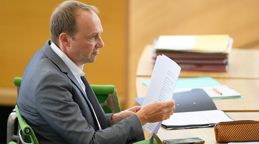 Wolfram Günther (Bündnis90/Die Grünen), Umweltminister von Sachsen, sitzt im Landtag. / Foto: Robert Michael/dpa/Archivbild