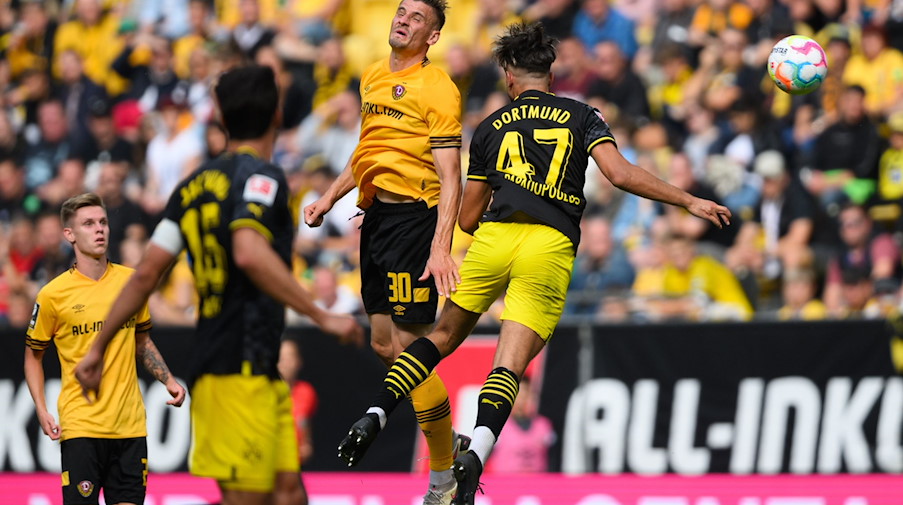 Dynamos Stefan Kutschke (l) gegen Dortmunds Antonios Papadopulos. / Foto: Robert Michael/dpa