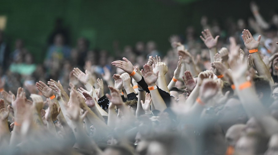 Fans jubeln im Stadion. / Foto: Bernd Thissen/dpa/Symbolbild