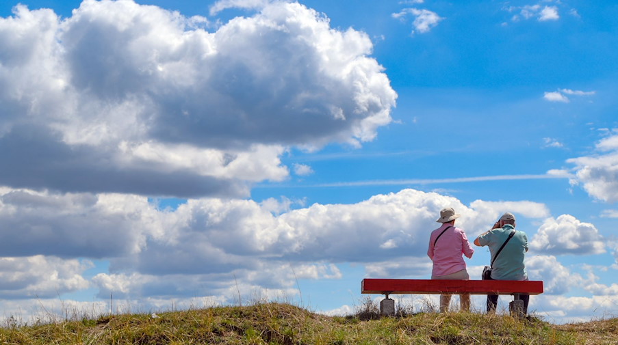 Zwei ältere Personen sitzen auf einer Bank in der Natur. / Foto: Patrick Pleul/dpa-Zentralbild/ZB/Symbolbild