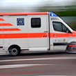 Ein Krankenwagen fährt mit Blaulicht auf einer Straße. / Foto: Hendrik Schmidt/dpa-Zentralbild/ZB/Symbolbild