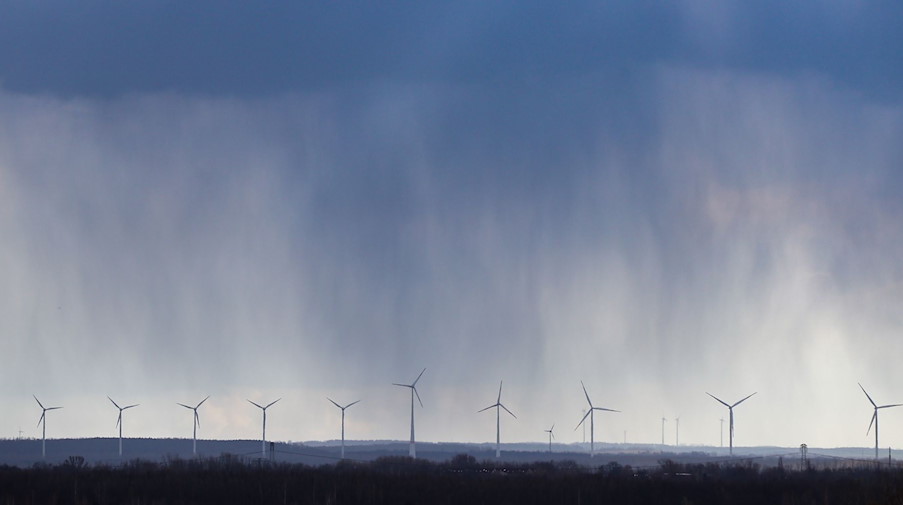 Regen fällt auf einen Windpark. / Foto: Jan Woitas/dpa-Zentralbild/dpa/Symbolbild