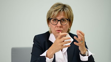 Barbara Klepsch (CDU), Ministerin für Kultur in Sachsen, gestikuliert. / Foto: Robert Michael/dpa-Zentralbild/dpa