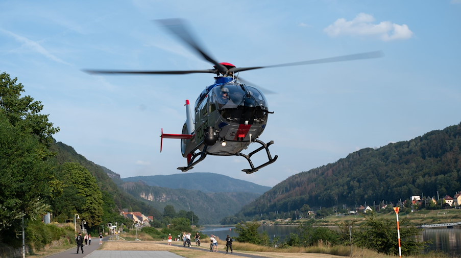 Ein Helikopter mit Ministerpräsident Michael Kretschmer an Bord startet für einen Aufklärungsflug über die Waldbrände. / Foto: Sebastian Kahnert/dpa