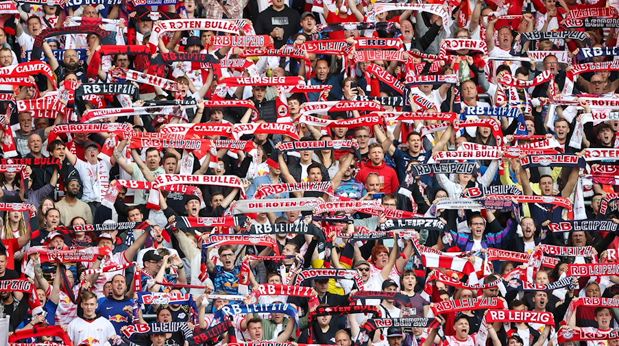 Leipzigs Fans halten ihre Fanschals in die Höhe. / Foto: Jan Woitas/dpa/Symbolbild
