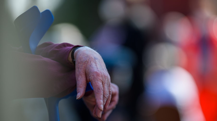 Eine ältere Frau lehnt mit ihren Armen an einem Paar Krücken. / Foto: Klaus-Dietmar Gabbert/dpa-Zentralbild/dpa/Symbolbild