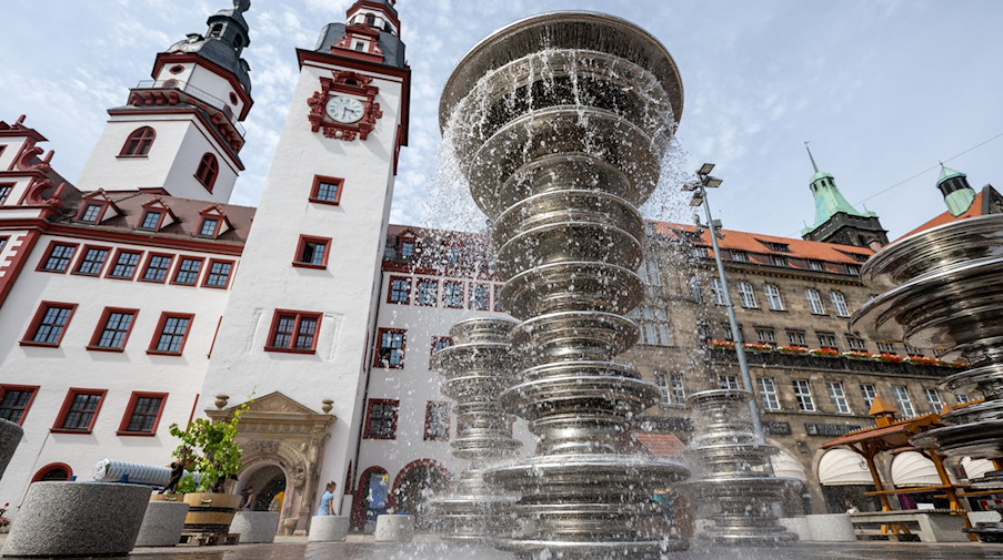Der neue Marktbrunnen in Chemnitz, gestaltet vom Künstler Daniel Widrig, sprudelt vor dem Alten Rathaus. / Foto: Hendrik Schmidt/dpa/Archivbild