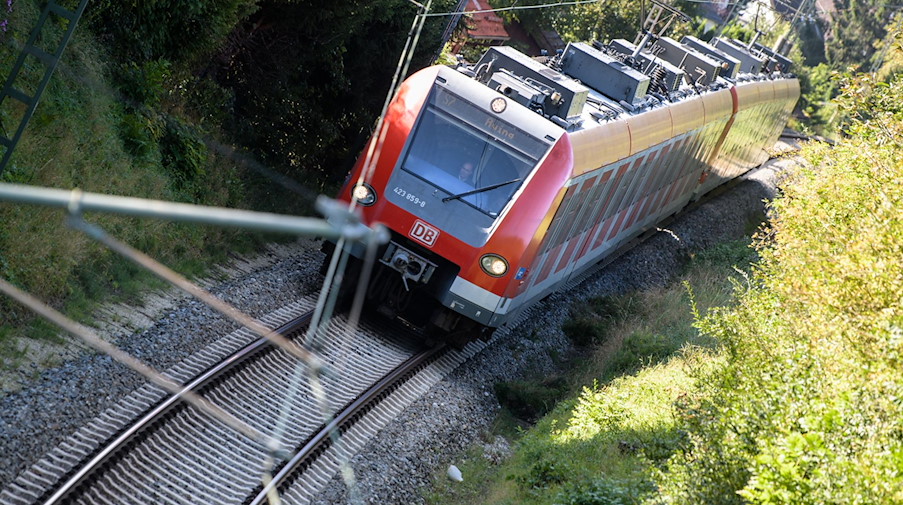 Eine S-Bahn fährt über die Gleise. / Foto: Matthias Balk/dpa/Symbolbild