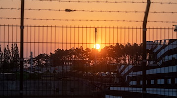 Sonnenaufgang über der Gasempfangsstation der Ostseepipeline Nord Stream 1. / Foto: Stefan Sauer/dpa