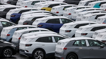 Neuwagen stehen auf einem Parkplatz im Zwickauer Volkswagen-Werk. / Foto: Jan Woitas/dpa-Zentralbild/dpa/Archivbild