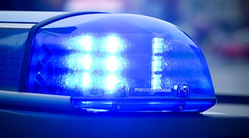 Das Blaulicht an einem Polizeiauto leuchtet. / Foto: Patrick Pleul/dpa/Symbolbild