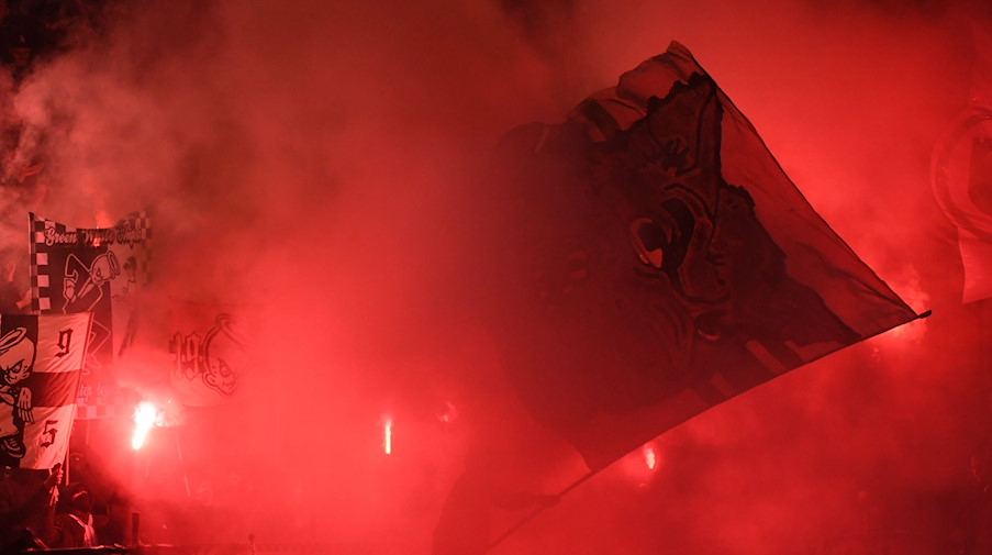 Pyrotechnik ist im Stadion zu sehen. / Foto: Ralf Hirschberger/dpa/Symbolbild