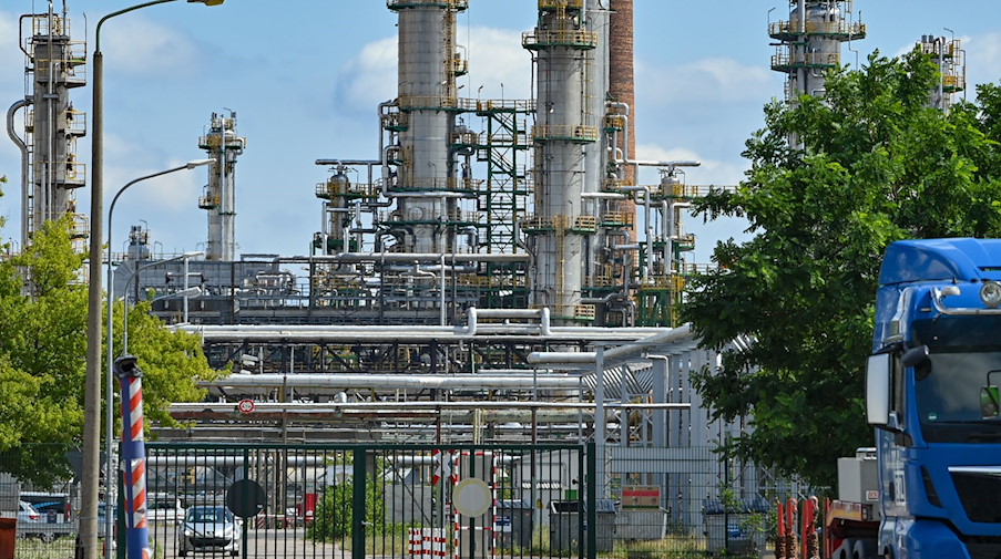 Anlagen zur Rohölverarbeitung auf dem Gelände der PCK-Raffinerie GmbH. / Foto: Patrick Pleul/dpa/Archivbild