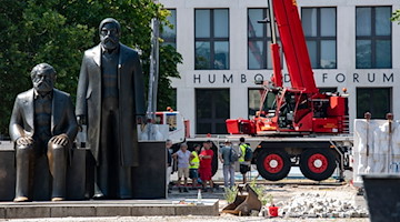Das Marx-Engels-Denkmal steht nun wieder am alten Platz. / Foto: Paul Zinken/dpa/Archivbild