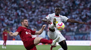 Leipzigs Amadou Haidara (r) kommt vor Liverpools James Milner an den Ball. / Foto: Hendrik Schmidt/dpa