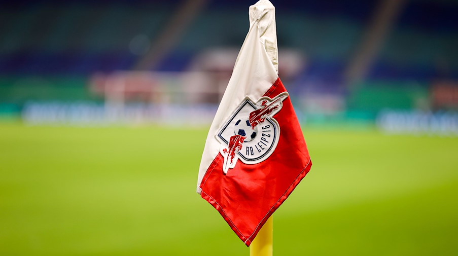 Das Logo vom RB Leipzig auf einer Eckfahne. / Foto: Jan Woitas/dpa-Zentralbild/dpa/Symbolbild