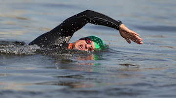 Joseph Heß schwimmt im Rhein in Düsseldorf am 30. Juni. / Foto: David Young/dpa