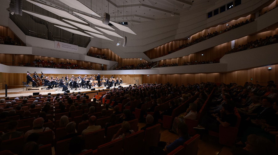 Musiker des Dresdner Festspielorchesters spielen bei einem Konzert im Kulturpalast. / Foto: Robert Michael/dpa/Symbolbild