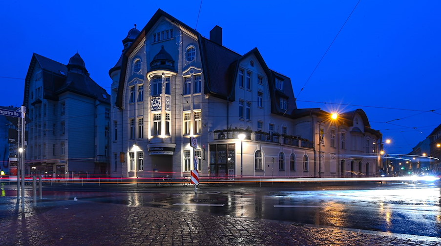 Die Lichter von vorbeifahrenden Autos sind vor dem Theater der Jungen Welt in Leipzig zu sehen. / Foto: Hendrik Schmidt/dpa-Zentralbild/dpa/Archivbild