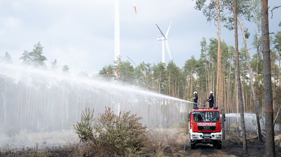 Löscharbeiten der Feuerwehr in einem an Brandenburg angrenzenden Waldbrandgebiet in Arzberg. / Foto: Sebastian Kahnert/dpa