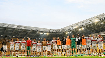 Stuttgarts Spieler jubeln nach dem 0:1 Sieg. / Foto: Robert Michael/dpa