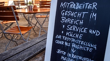Auf einer Tafel vor einem Restaurant wird nach Mitarbeitern für den Service- und Küchenbereich gesucht. / Foto: Jens Büttner/dpa-Zentralbild/dpa/Archivbild