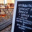 Auf einer Tafel vor einem Restaurant wird nach Mitarbeitern für den Service- und Küchenbereich gesucht. / Foto: Jens Büttner/dpa-Zentralbild/dpa/Archivbild