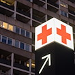 Ein Pfeil weist den Weg zur Notaufnahme eines Krankenhauses. / Foto: Julian Stratenschulte/dpa/Symbolbild