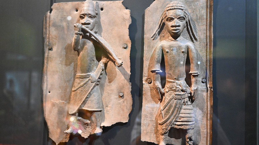 Benin-Bronzen und Kunstobjekte sind in einem Museum ausgestellt. / Foto: Bernd Weißbrod/dpa/Symbolbild
