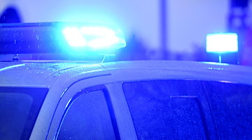 Ein Polizeiwagen mit eingeschaltetem Blaulicht. / Foto: Carsten Rehder/dpa/Symbolbild