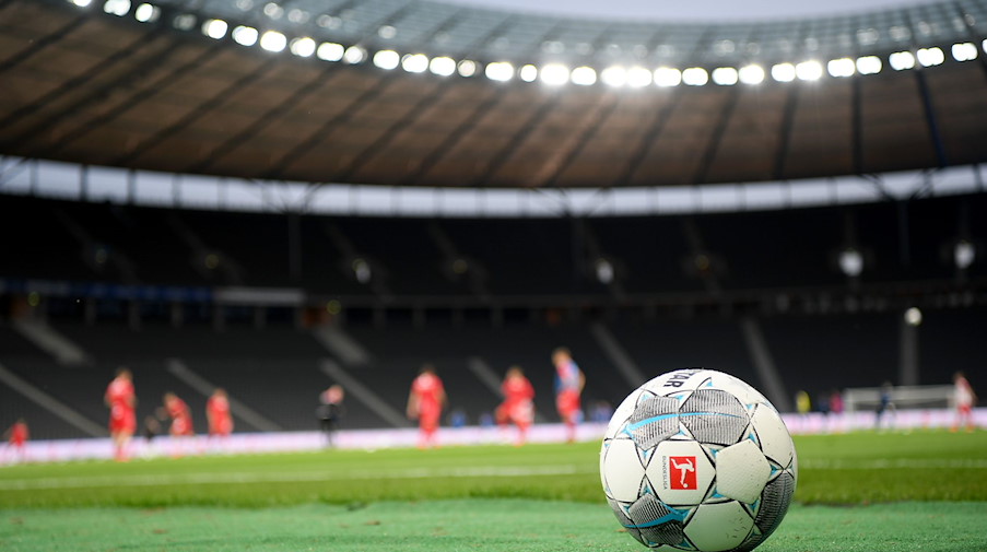 Ein Spielball liegt auf dem Rasen. / Foto: Stuart Franklin/Getty Images Europe/Pool/dpa/Symbolbild
