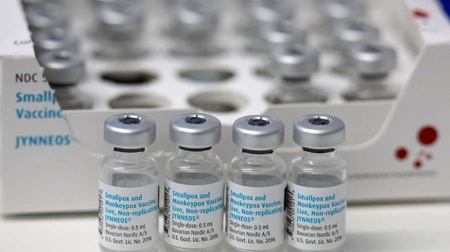 Leere Ampullen mit einem Impfstoff gegen Affenpocken stehen in einem Klinikum. / Foto: Sven Hoppe/dpa/Symbolbild