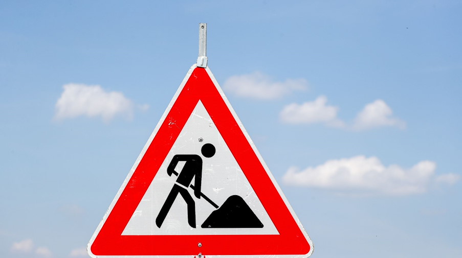 Ein Schild weist auf eine Baustelle hin. / Foto: Jan Woitas/dpa-Zentralbild/dpa/Symbolbild